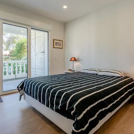 4 Bdr With Pool In Villa