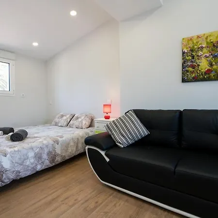 4 Bdr With Pool In Villa *