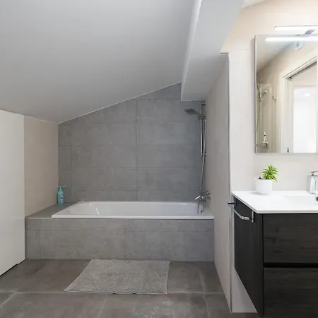 4 Bdr With Pool In